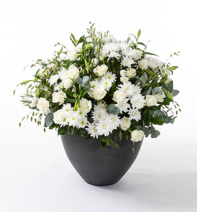 Arrangementsdekorasjon i hvitt og grønt med krys Arrangementsdekorasjon i hvitt og grønt med krys